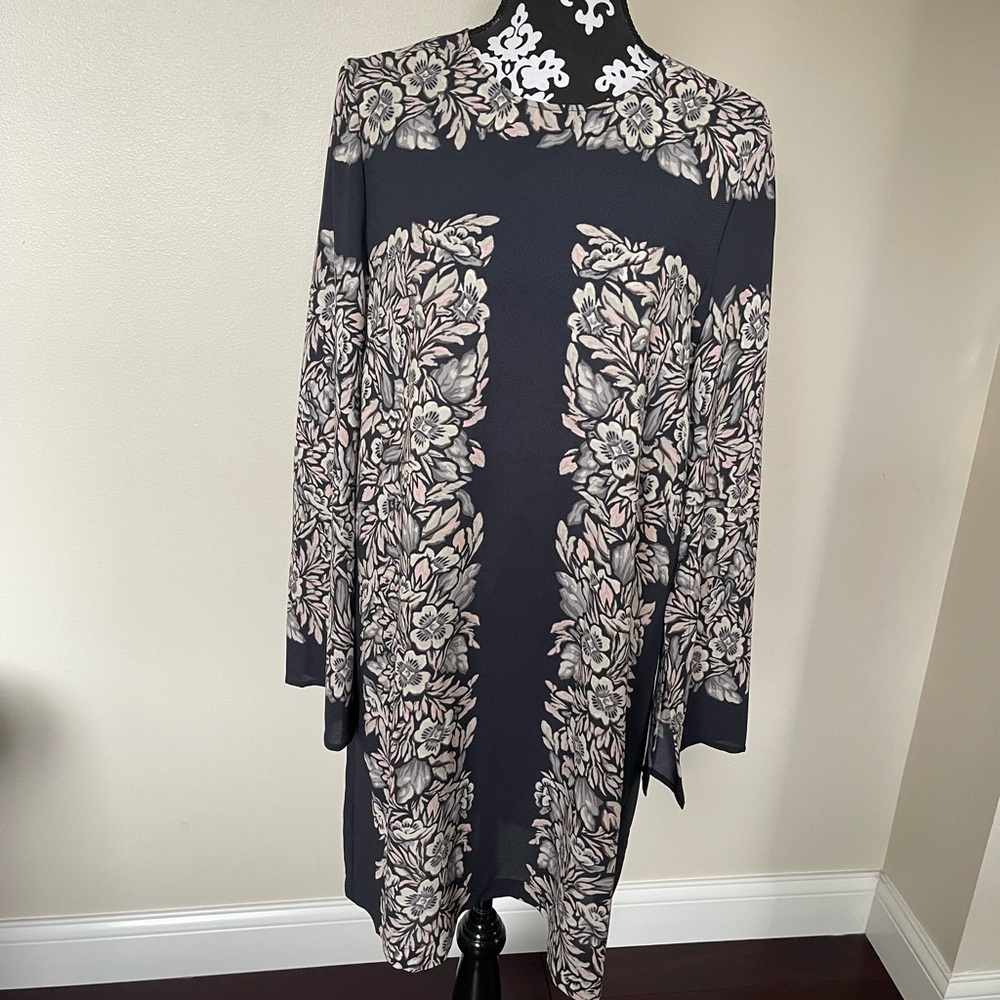 NWT BCBG Top, Size Medium.